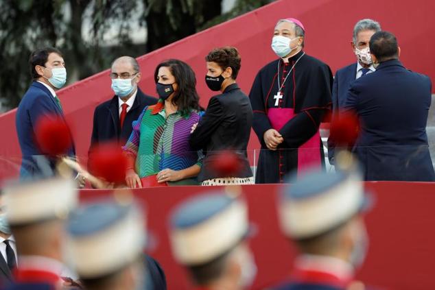 El presidente de Castilla y León, Alfonso Fernández Mañueco (i), el presidente de Aragón Javier Lambán, la presidenta de La Rioja Concha Andreu, la presidenta de Navarra María Chivite, el presidente del Principado de Asturias Adrián Barbón, y el presidente de Cantabria, Miguel Ángel Revilla, durante el desfile militar del 12 de Octubre en el Paseo de la Castellana de Madrid.