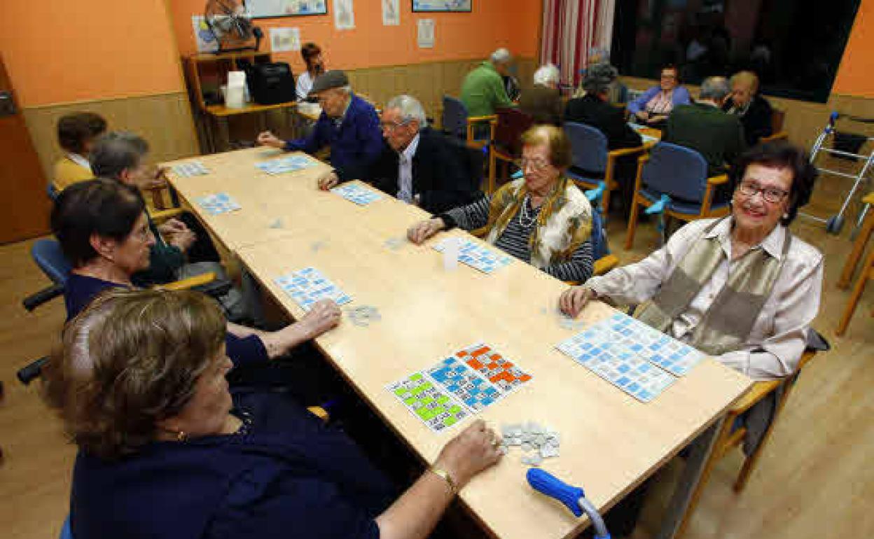 Un grupo de pensionistas juega una partida de bingo. 