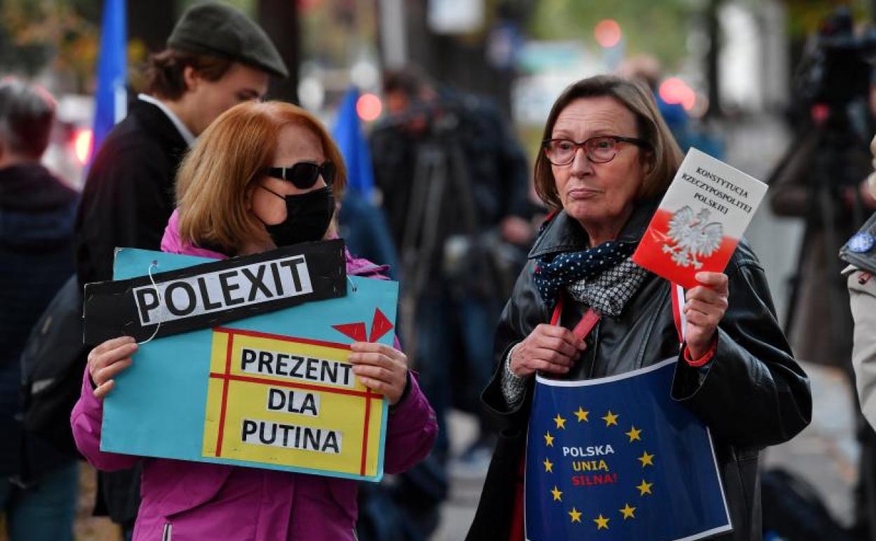 Personas participan en una protesta frente a la sede del Tribunal Constitucional en Varsovia, Polonia 