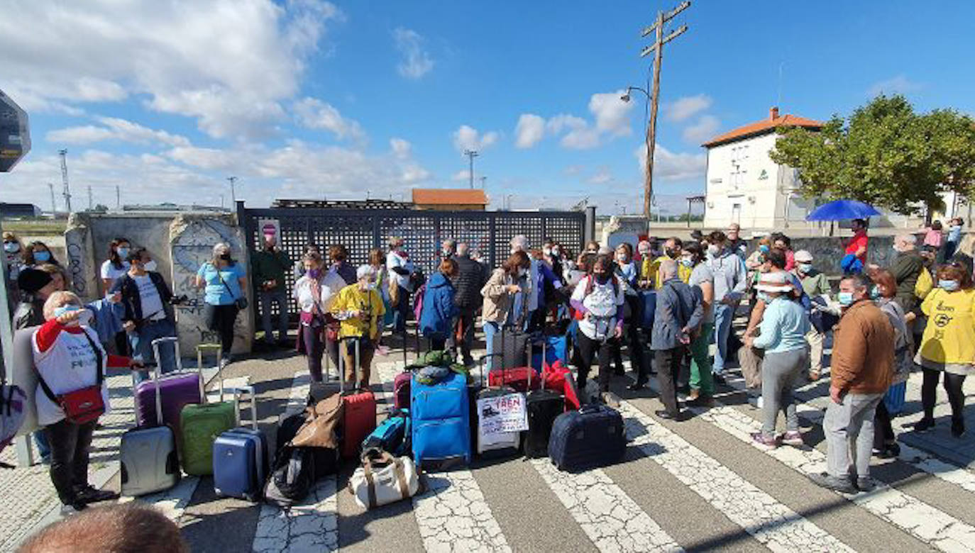 Fotos: Decenas de ribereños exigen en Aranda la reapertura del directo