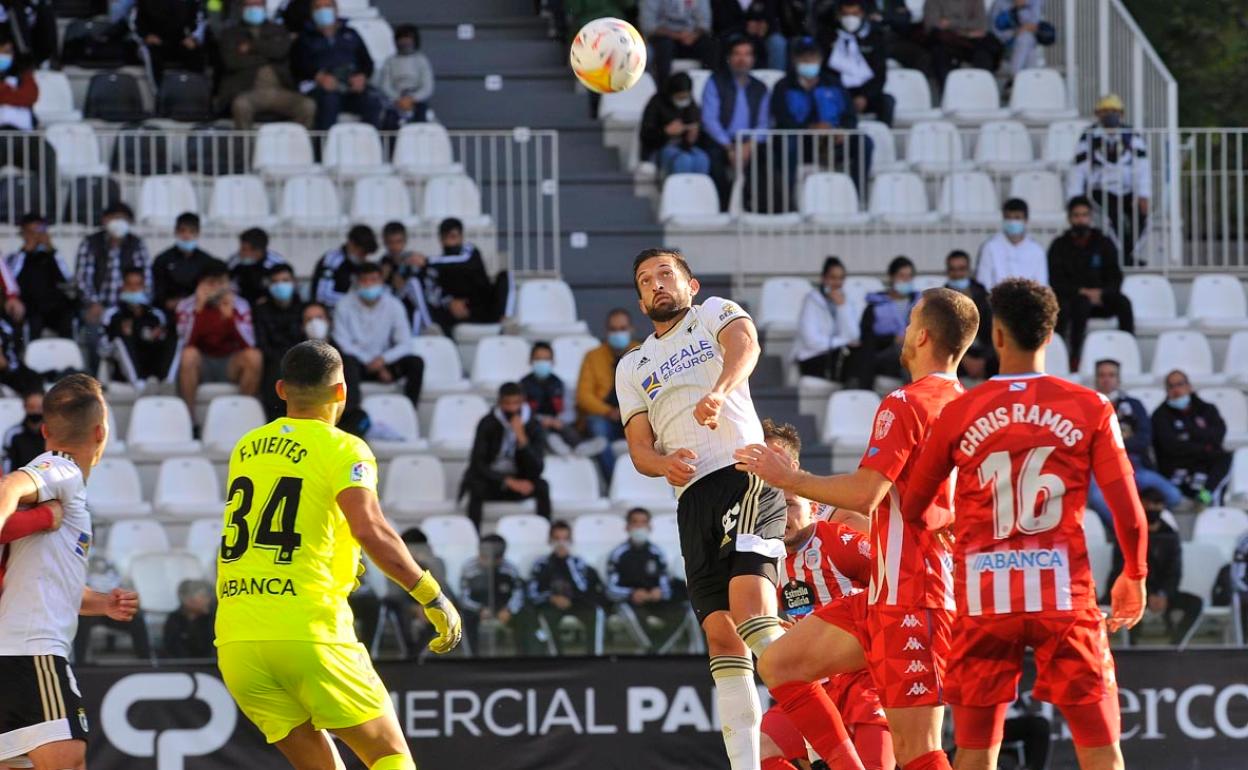 Grego Sierra remata en el gol del Burgos CF.