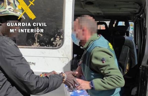 La Guardia Civil asiste a una de las víctimas de explotación.