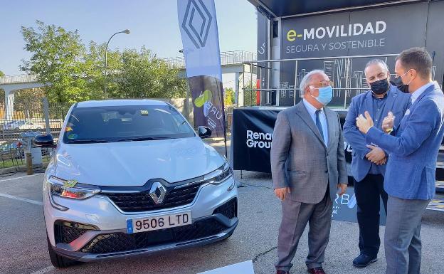 Pere Navarro, durante la presentación del Programa Urban de Renault, junto a Sébastien Guigues, director general de Renault Iberia  