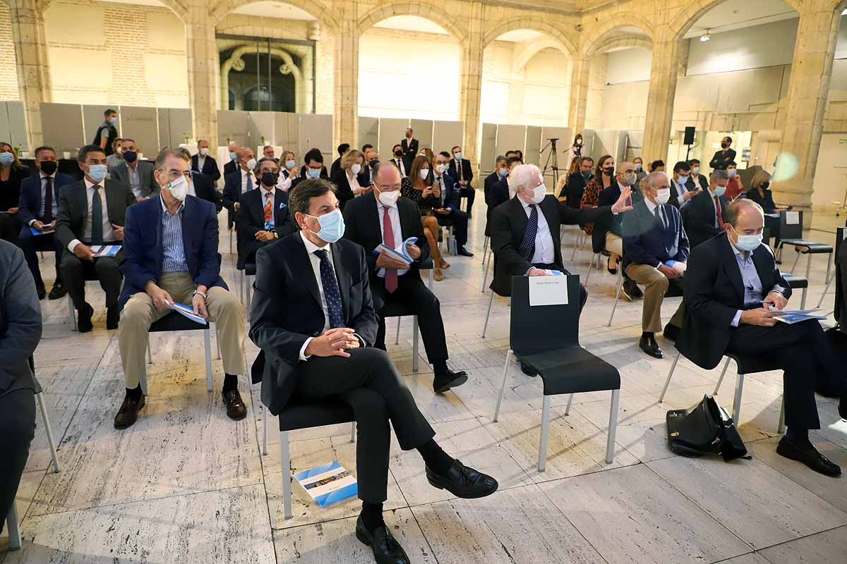 El consejero de Economíca, Carlos Fernández Carriedo, ha acudido a la presentación del informe de CaixaBank. 