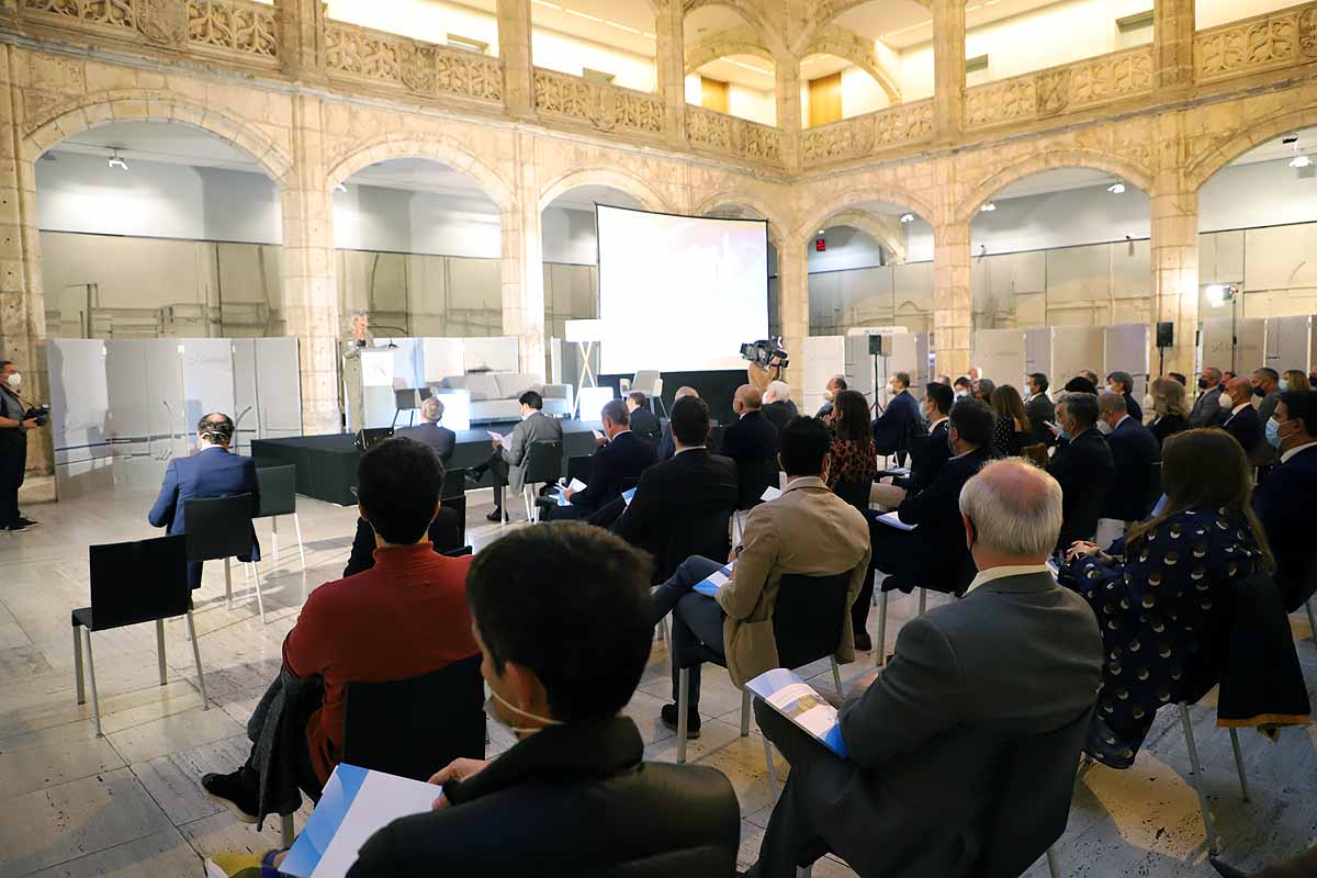 El consejero de Economíca, Carlos Fernández Carriedo, ha acudido a la presentación del informe de CaixaBank. 