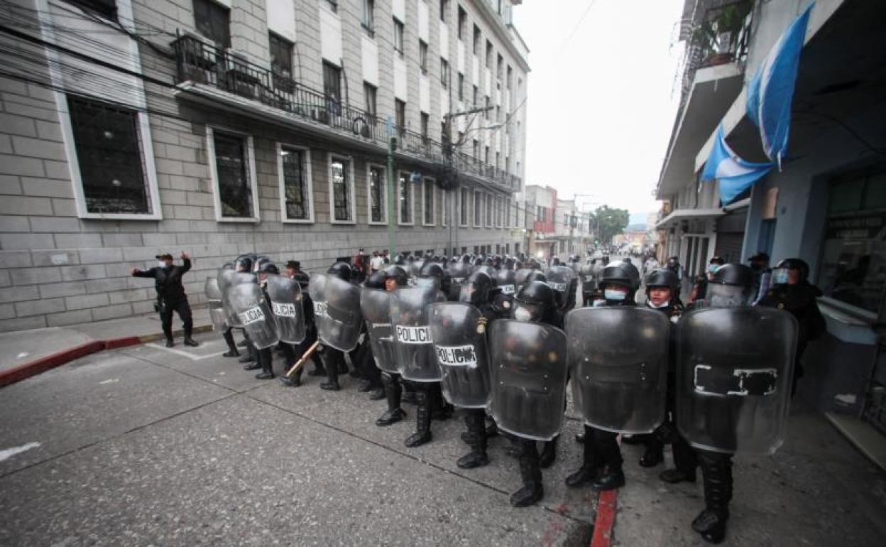 Efectivos antidisturbios se despliegan en las inmediaciones del Congreso. 