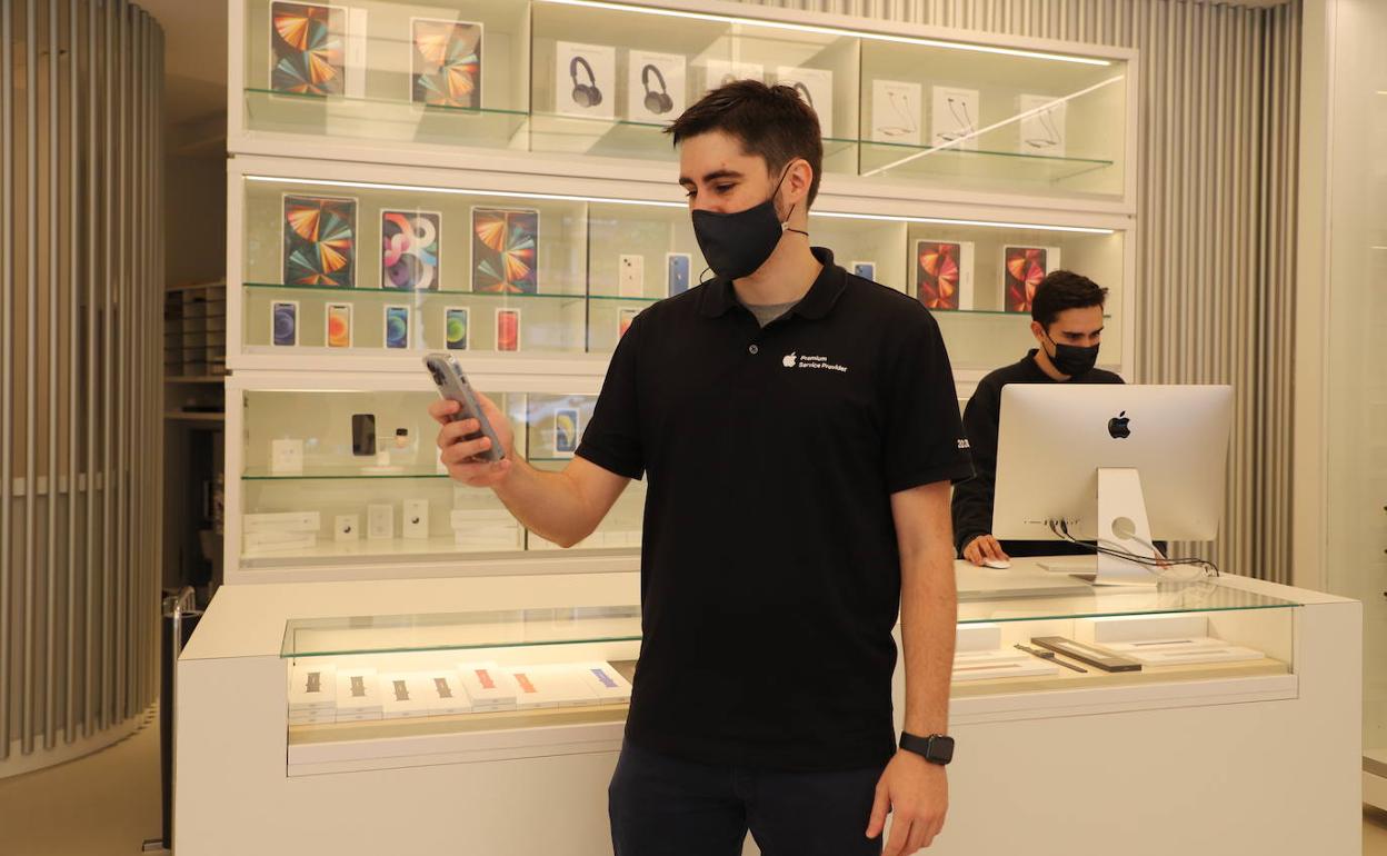 Álvaro Ruiz-Cuevas, en la tienda Rucubi de Burgos.