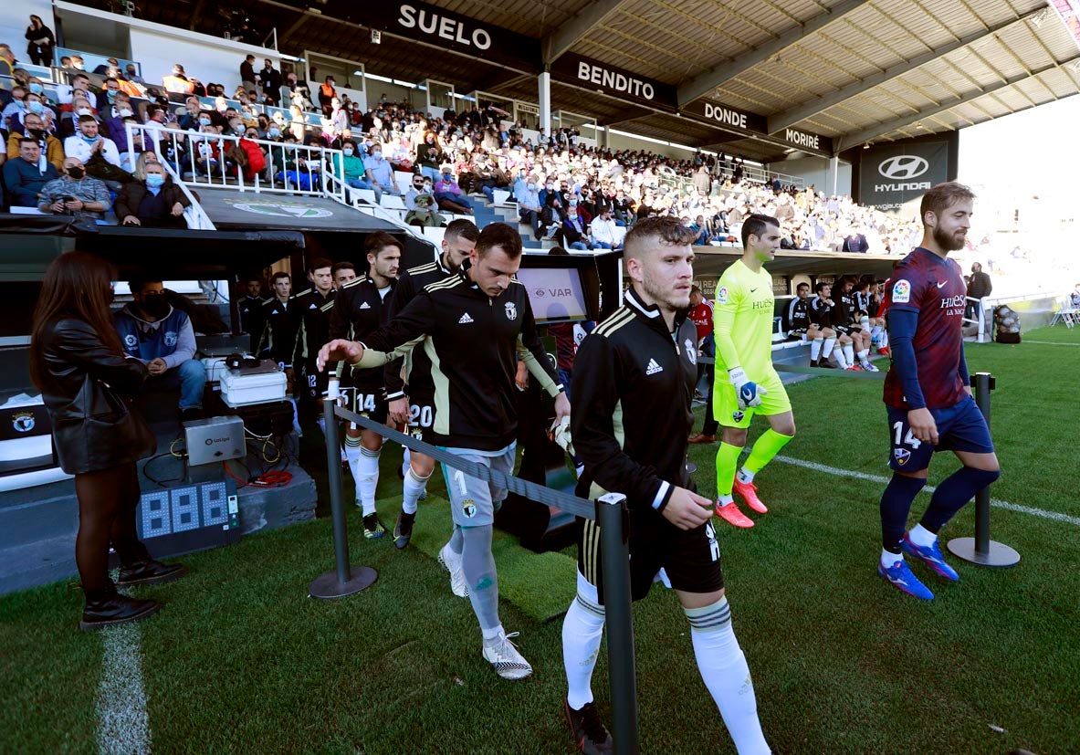 Los jugadores saludan a la afición tras la victoria.