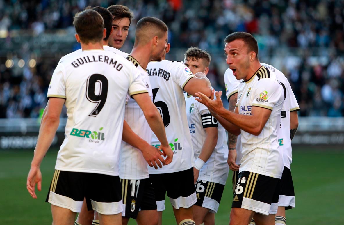 Los jugadores saludan a la afición tras la victoria.