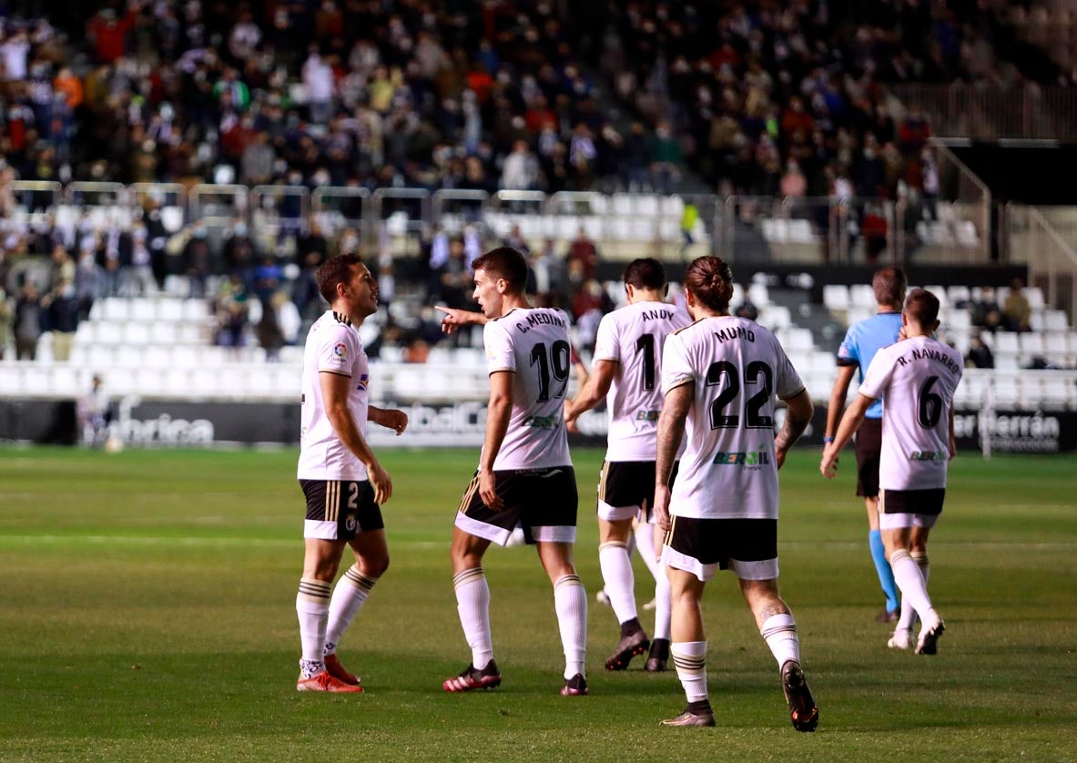 Los jugadores saludan a la afición tras la victoria.