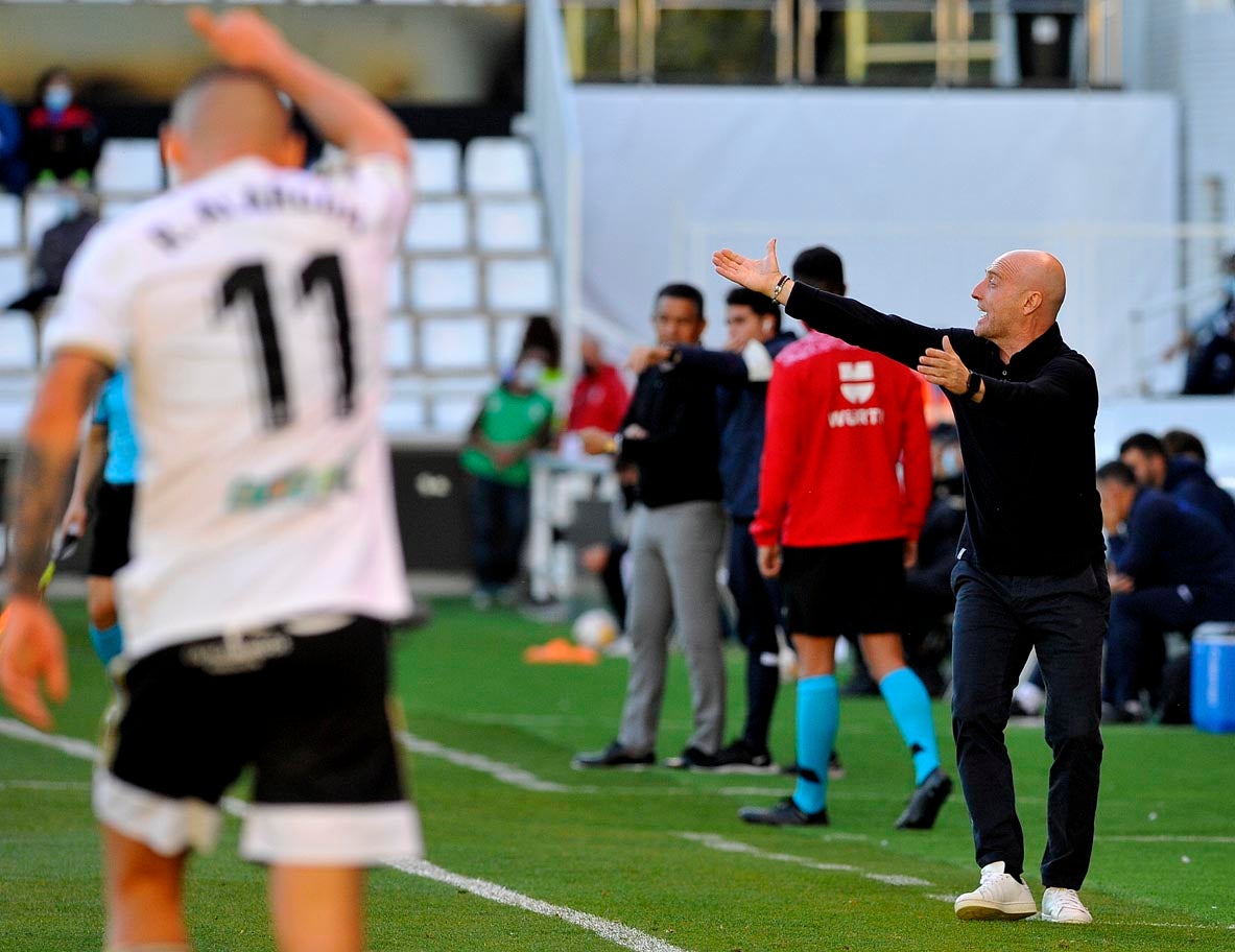 Los jugadores saludan a la afición tras la victoria.