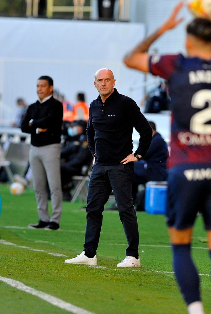 Los jugadores saludan a la afición tras la victoria.