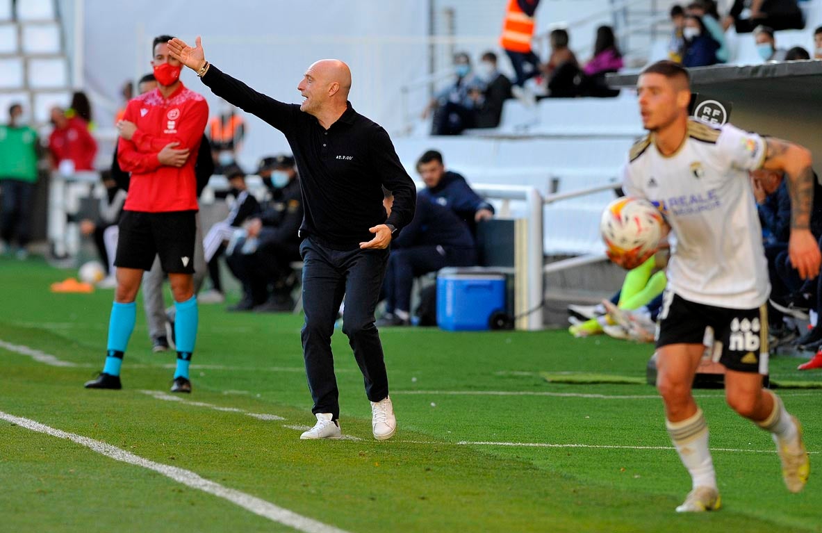 Los jugadores saludan a la afición tras la victoria.