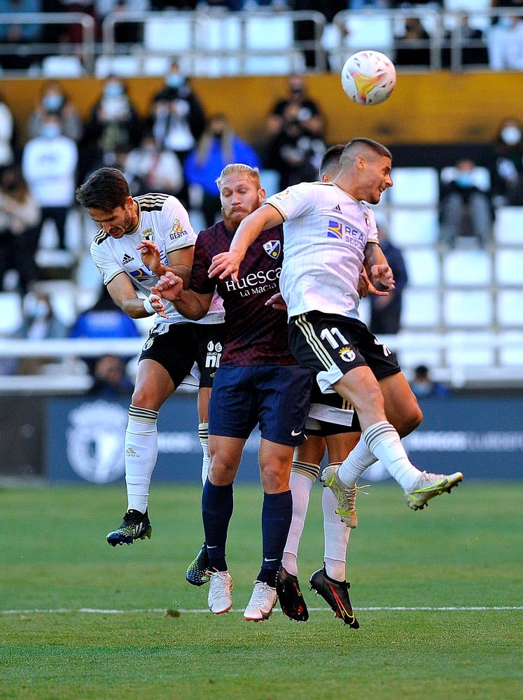 Los jugadores saludan a la afición tras la victoria.