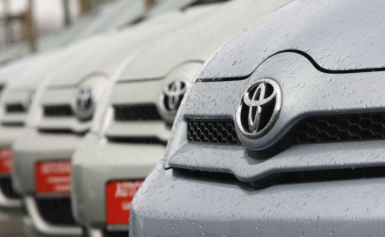 Coches en un concesionario de Toyota. 