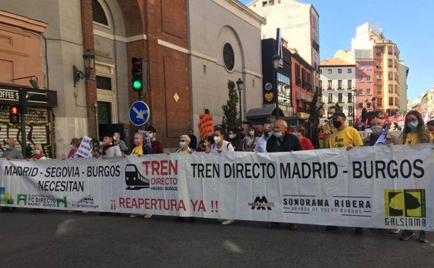 La Plataforma por el Ferrocarril Directo Madrid-Aranda-Burgos en la manifestación de Madrid este domingo.