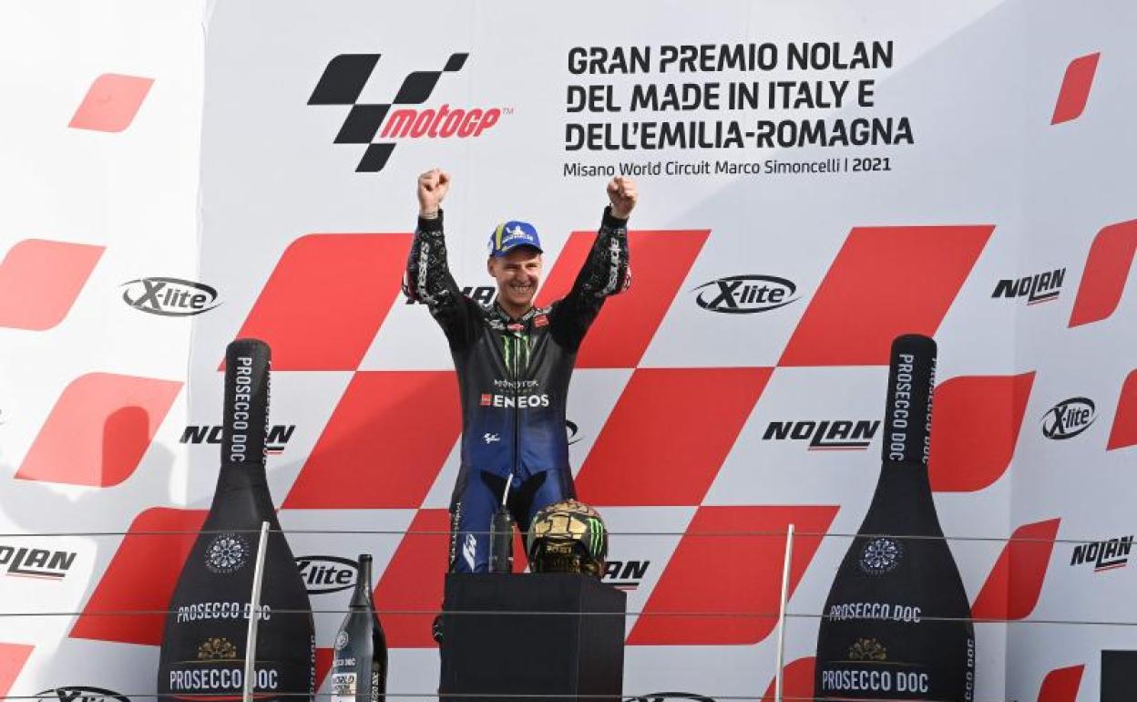 Fabio Quartararo, en el podio celebrando su título del mundo. 