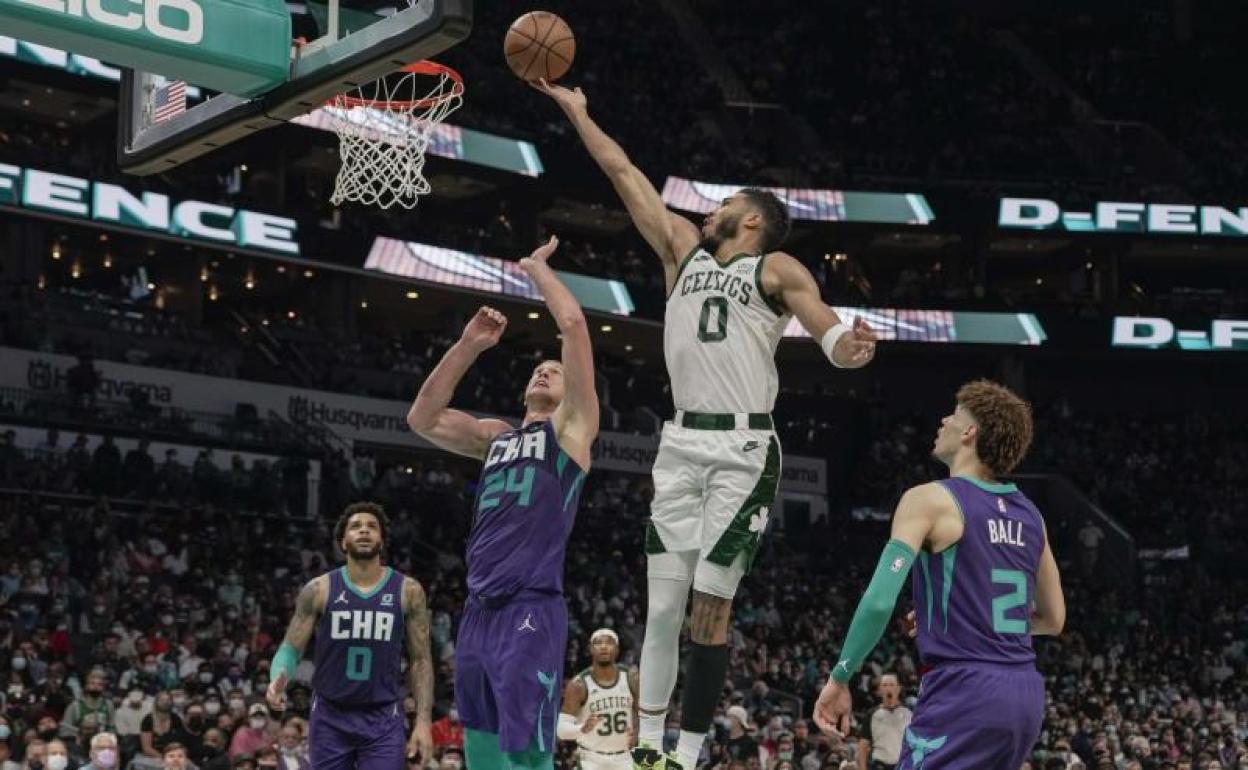 Jayson Tatum, en una entrada a canasta. 