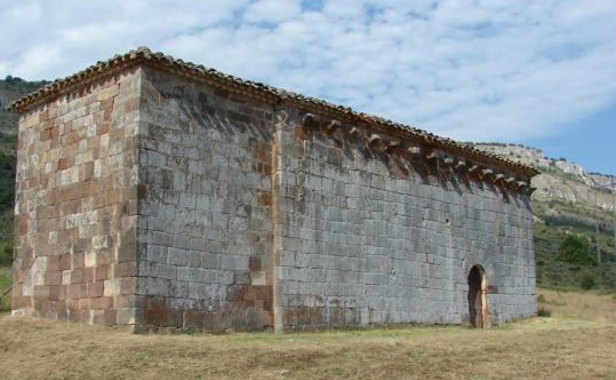 La ermita prerrománica de San Juan Bautista se encuentra a los pies del Monte Gayubar. 