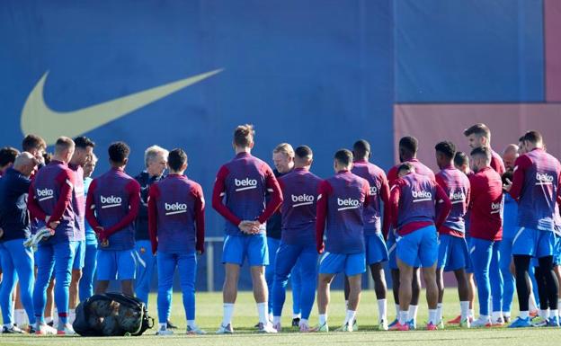 Ronald Koeman se reúne con sus jugadores en el entrenamiento del Barça. 