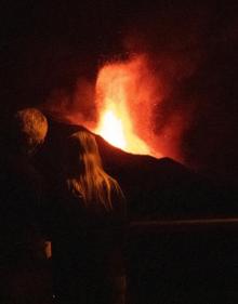 Imagen secundaria 2 - El volcán mantiene la actividad y la incertidumbre de los vecinos. 