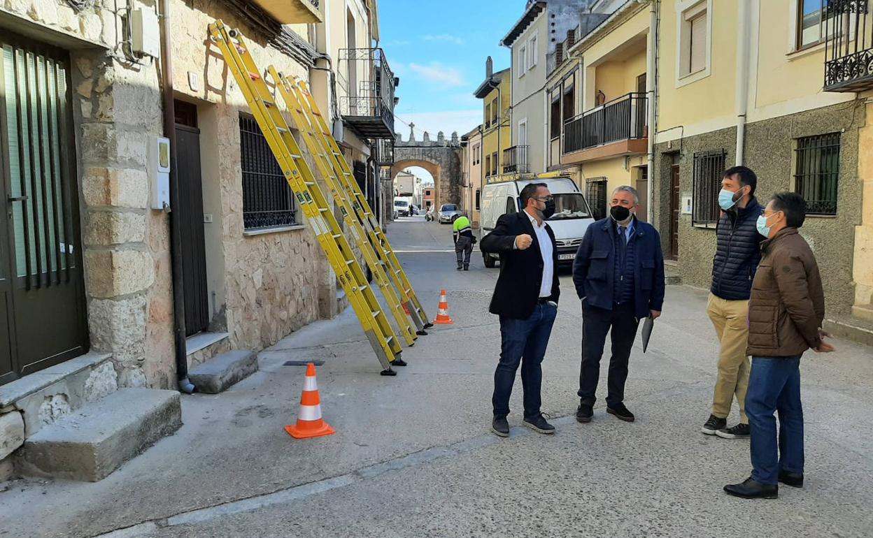 El subdelegado del Gobierno, Pedro de la Fuente, en su visita a Peñaranda de Duero. 