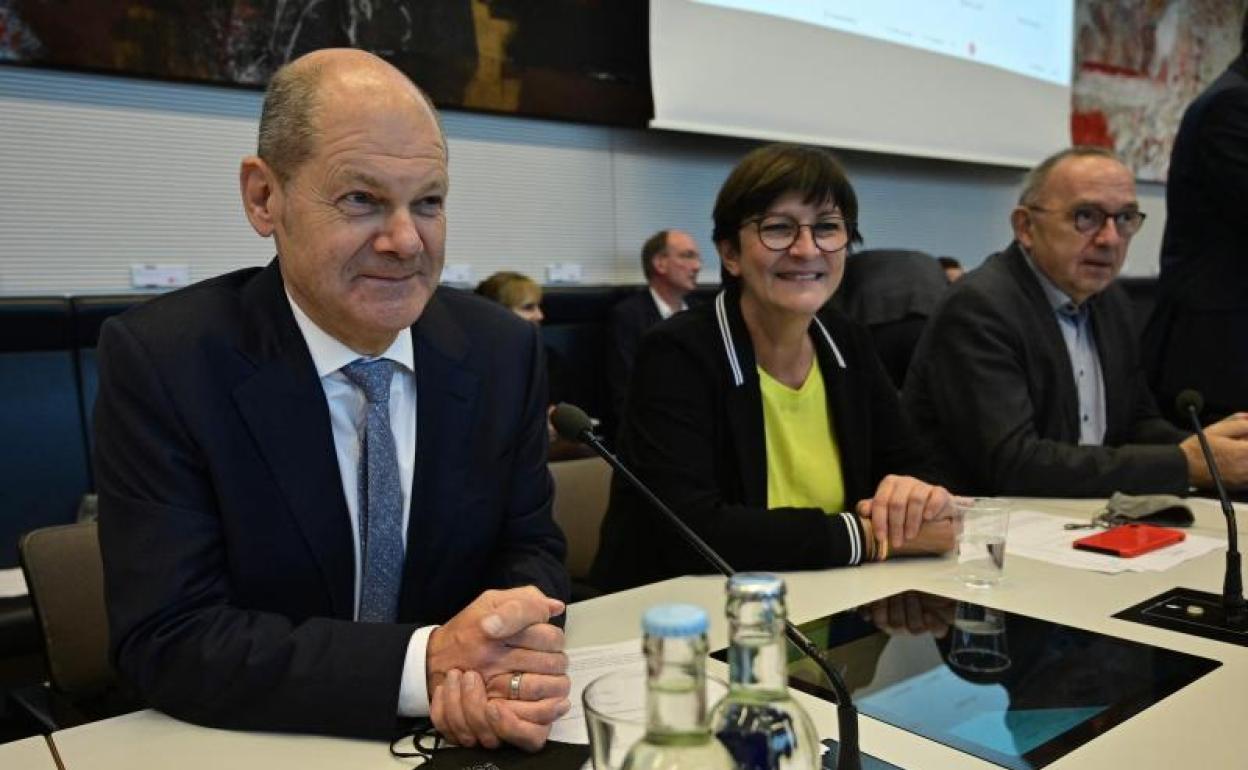 Olaf Scholz, izquierda, junto a los copresidentes del SPD, Saskia Esken y Norbert Walter-Borjans. 