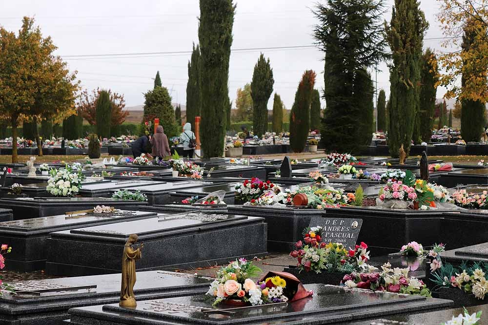 Fotos: La lluvia está marcando las visitas al cementerio de Burgos