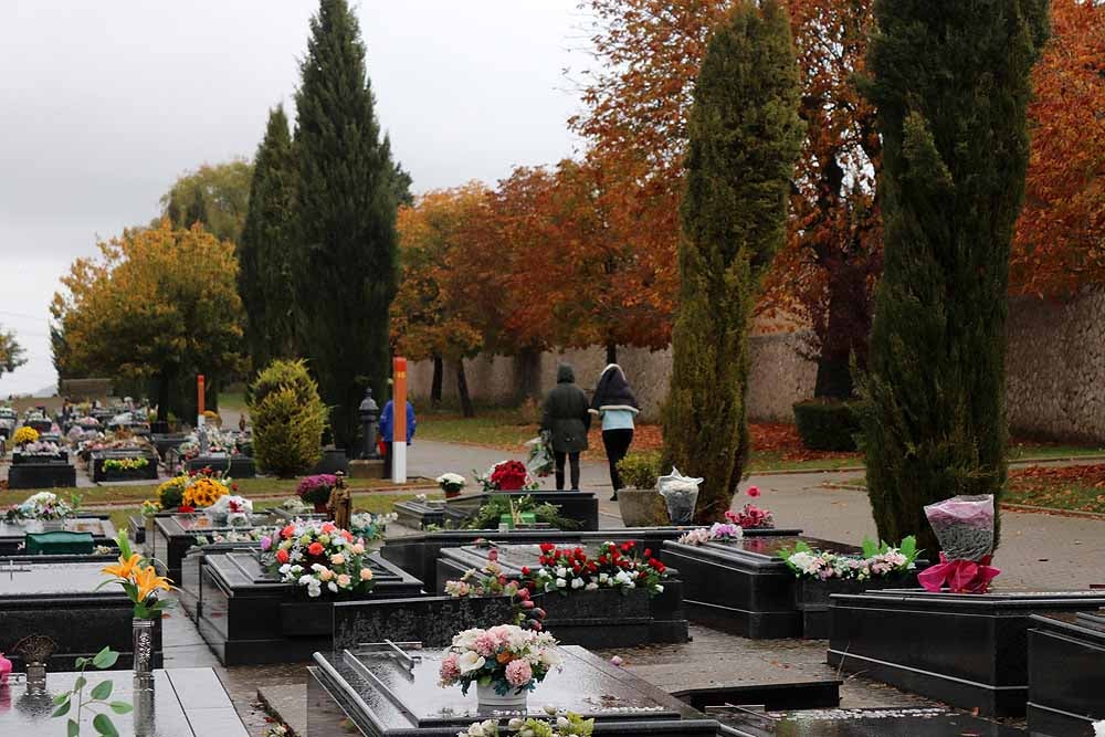 Fotos: La lluvia está marcando las visitas al cementerio de Burgos