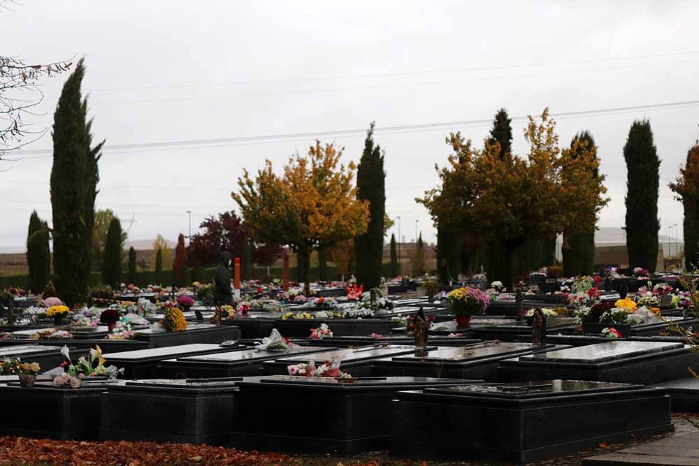 Fotos: La lluvia está marcando las visitas al cementerio de Burgos