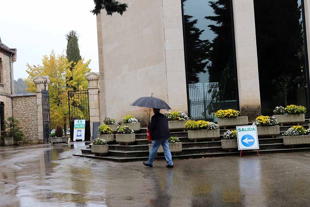 Fotos: La lluvia está marcando las visitas al cementerio de Burgos