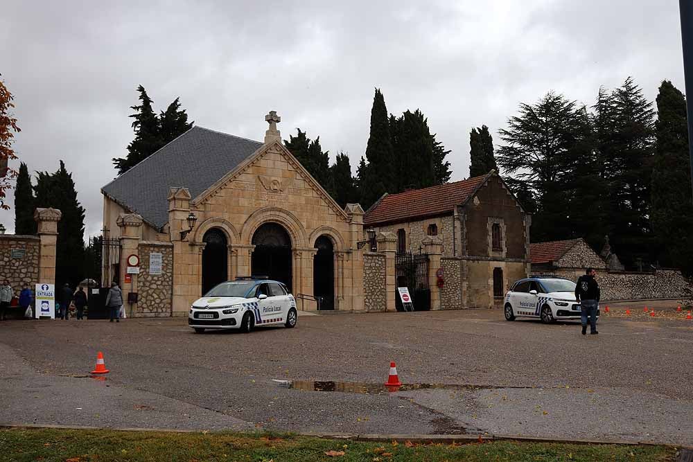 Fotos: La lluvia está marcando las visitas al cementerio de Burgos