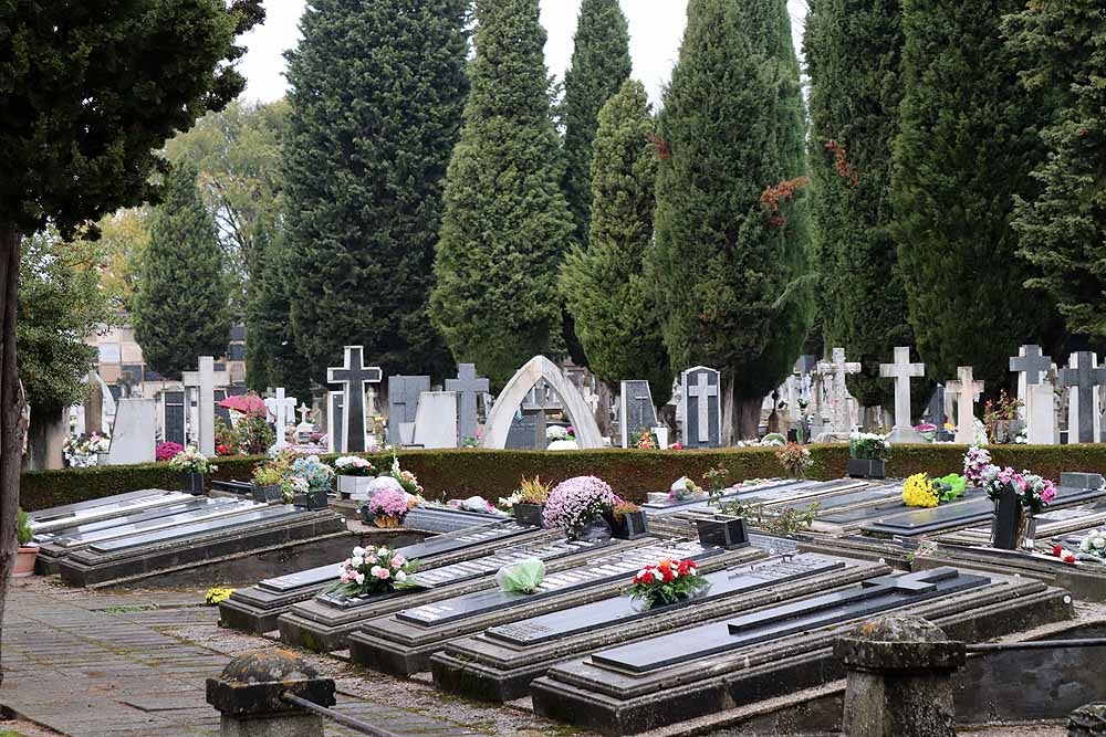 Fotos: La lluvia está marcando las visitas al cementerio de Burgos