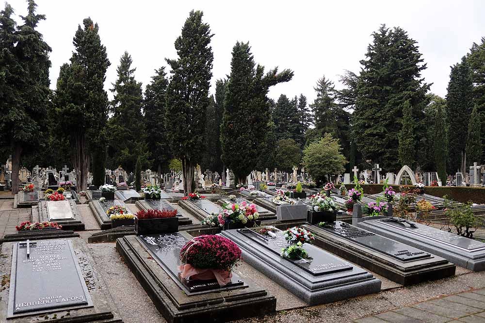 Fotos: La lluvia está marcando las visitas al cementerio de Burgos