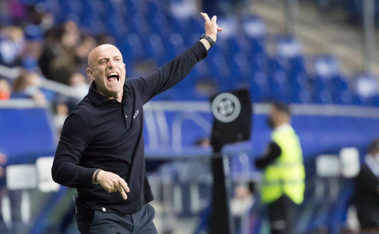 Julián Calero, dando instrucciones a su equipo frente al Real Oviedo. 