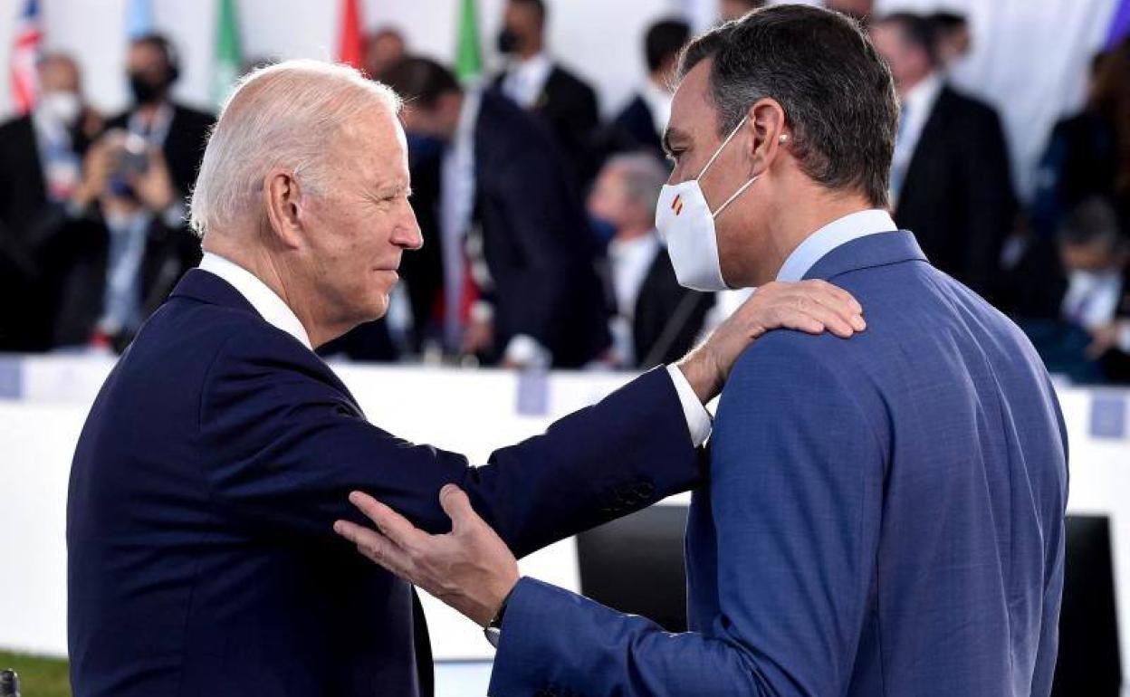 Joe Biden y Pedro Sánchez se saludan durante la cumbre del G20 en Roma.