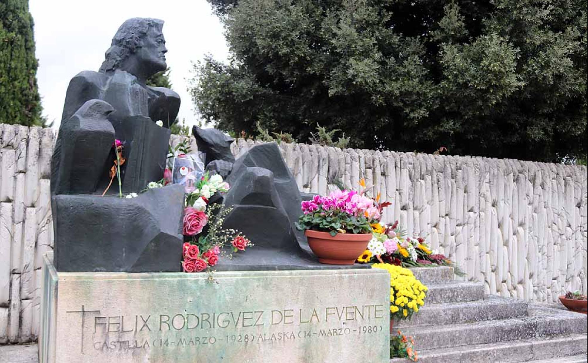 Tumba de Félix Rodríguez de la Fuente en el cementerio de Burgos. 