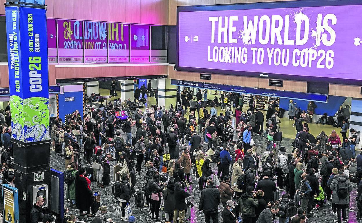 Estación Euston de Londres, rebosante de gente a la espera de los trenes con destino la cumbre de Glasgow que comenzaba este domingo. 