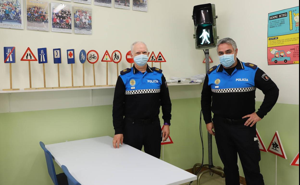Luis María Pérez y Juan Miguel Saiz, en un aula de educación vial de la Policía Local de Burgos.