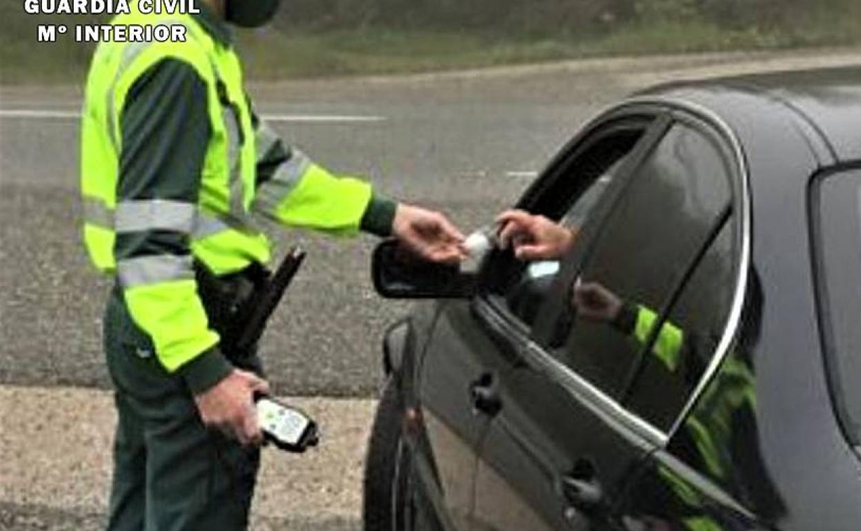 Control de alcoholemia de la Guardia Civil. 