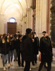 Imagen secundaria 2 - Visita de los alumnos al interior de la Catedral de Burgos.