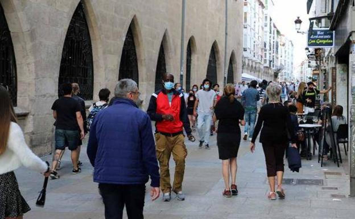 Imagen de archivo de una calle de Burgos con mascarilla. 