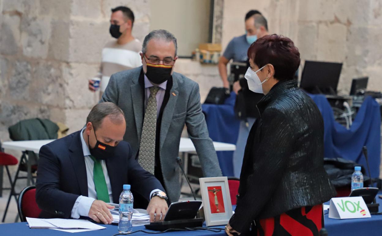 Los concejales de Vox, Fernando Martínez-Acítores y Ángel Martín, con la edil del PP Maribel Bringas.