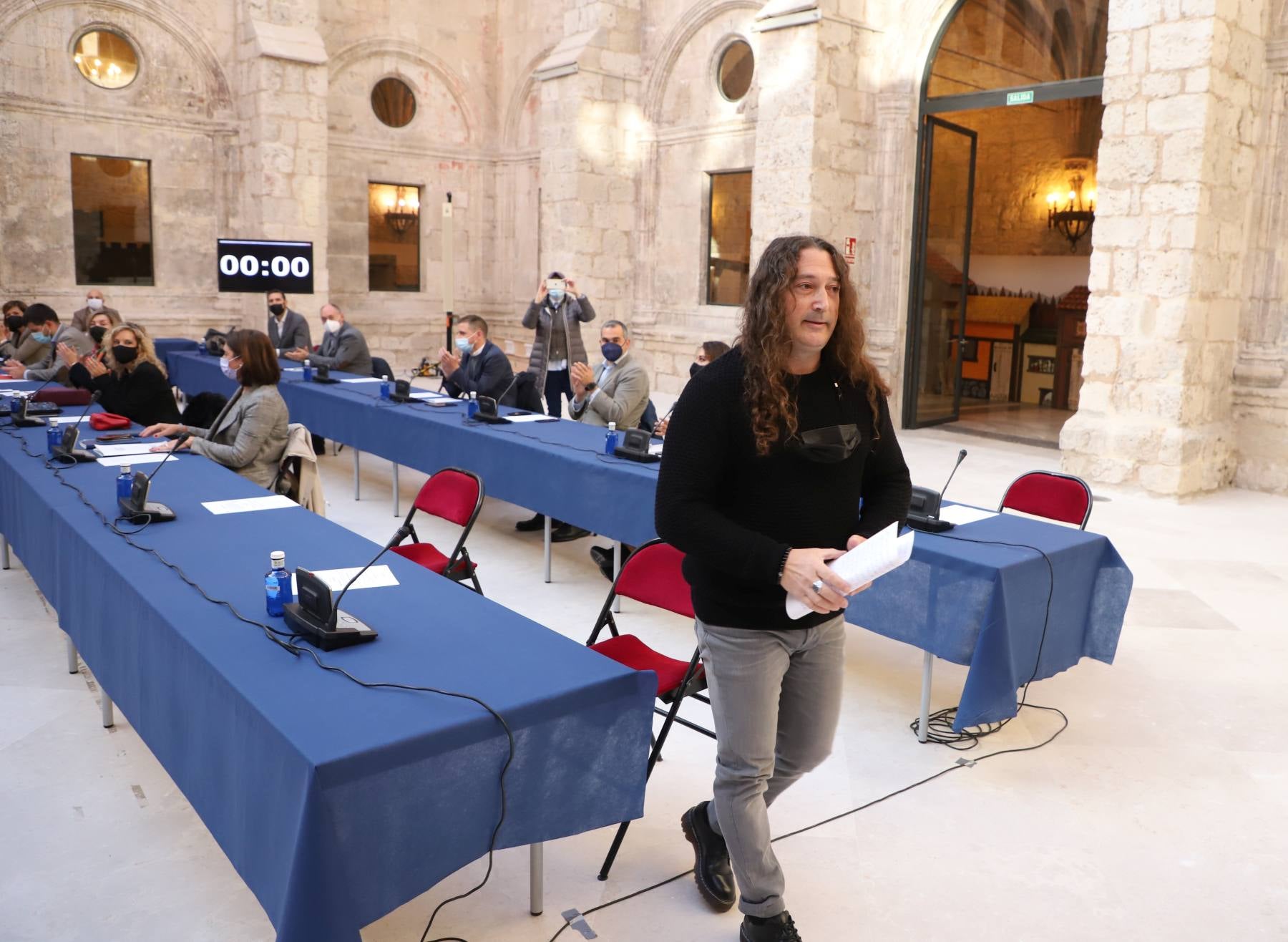 César Rico, abandonando el pleno. 