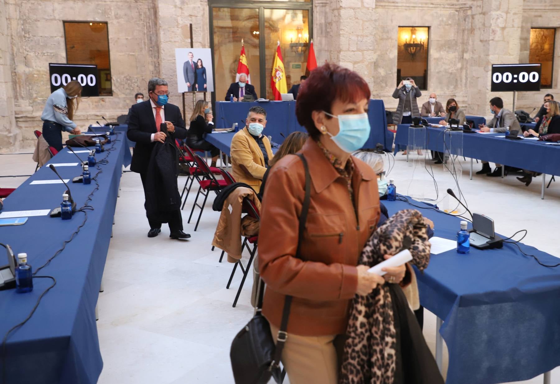 César Rico, abandonando el pleno. 