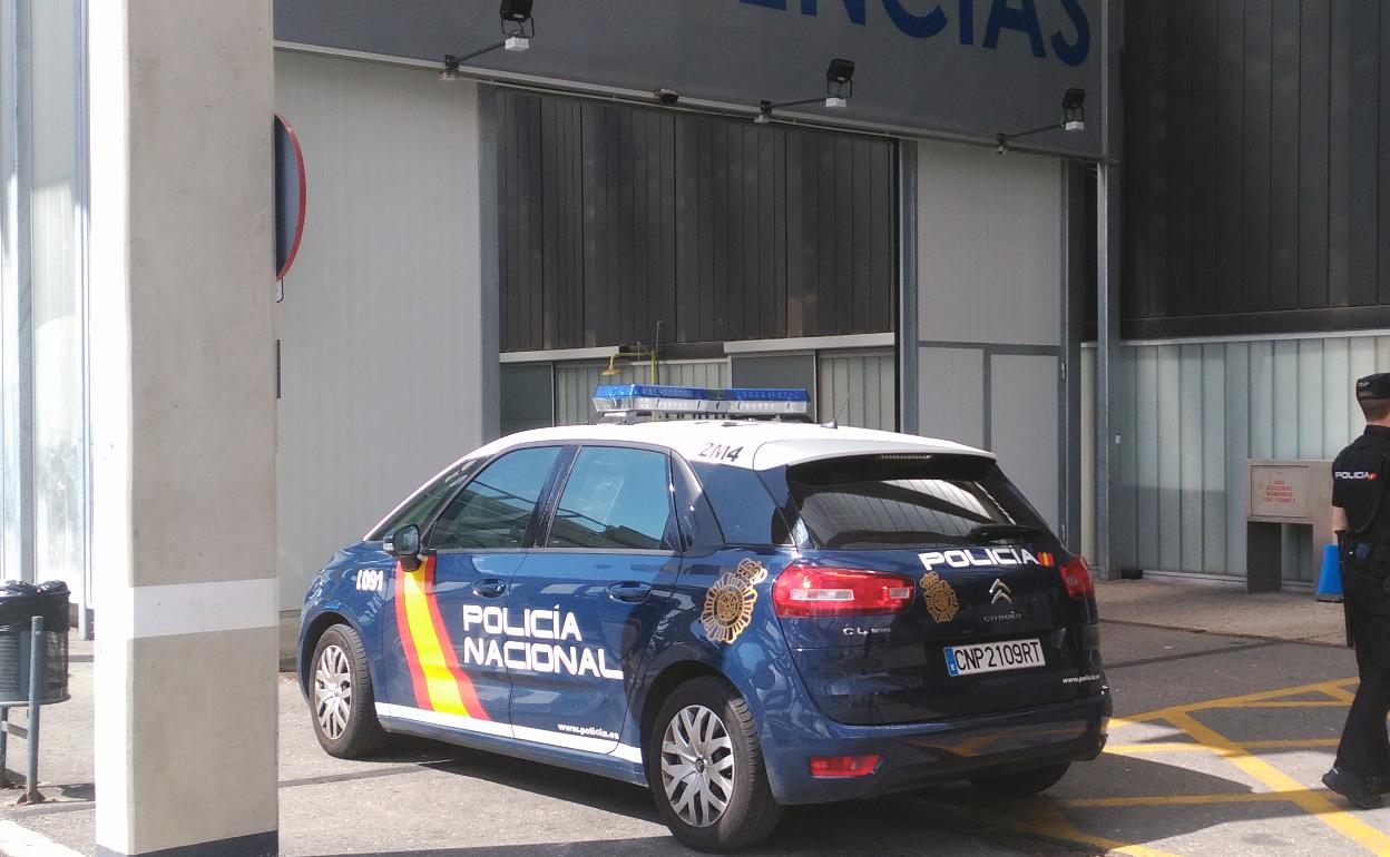 Coche de Policía en la entrada al Hospital Universitario de Burgos. 