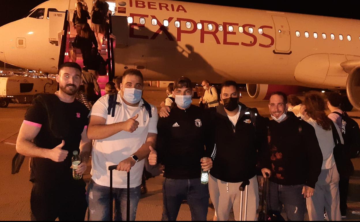 Aficionados del Burgos CF, antes de salir del aeropuerto de Tenerife Sur.