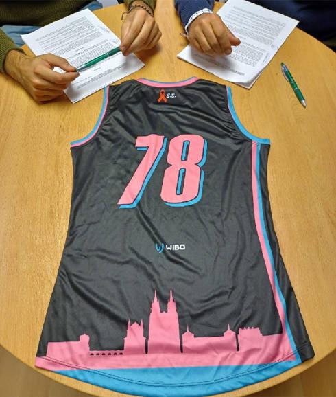 Camiseta diseñada por el Club Deportivo Baloncesto Femenino Burgos, con el color rosa como protagonista. 