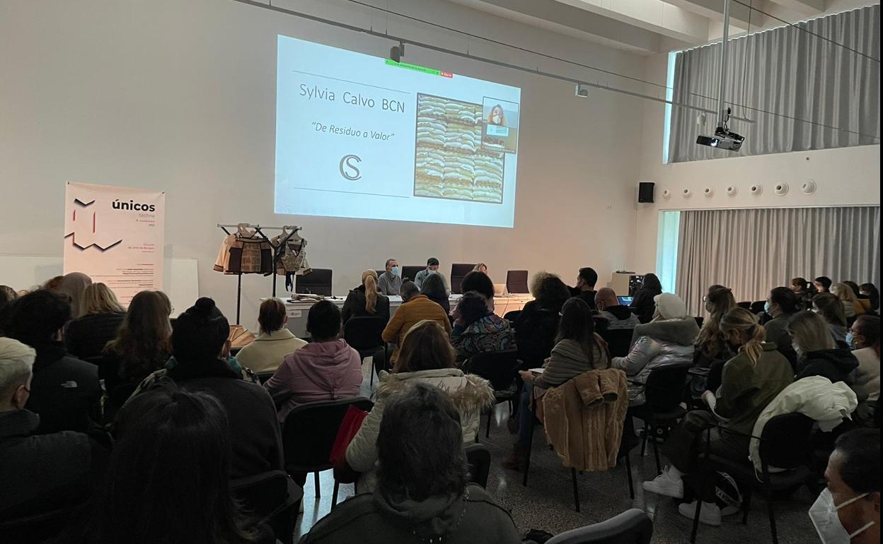 Asistentes a las ponencias en la Escuela de Arte y Superior de Diseño de Burgos.