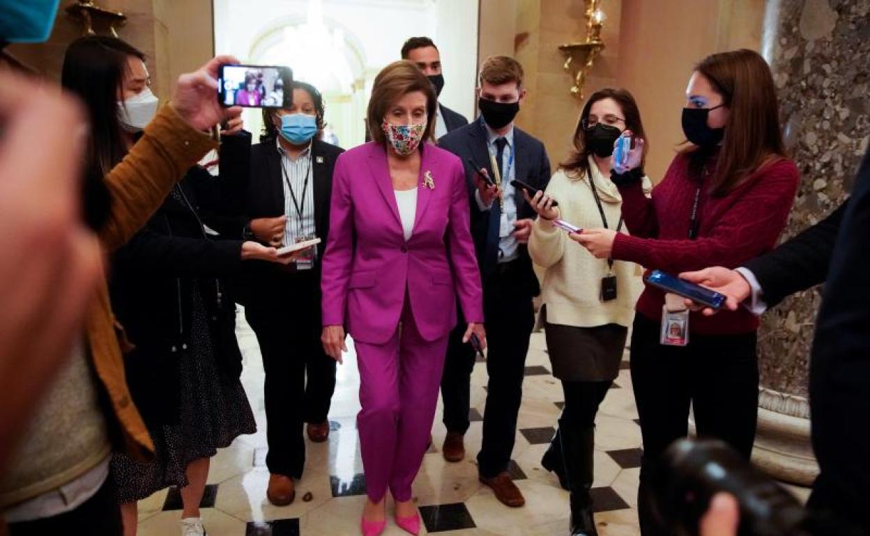 La presidenta de la Cámara de Representantes, Nancy Pelosi, es preguntada por los periodistas tras aprobarse el plan. 